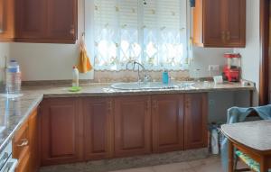 Køkken eller tekøkken på 3 Bedroom Stunning Home In Antequera