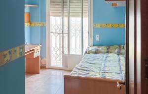 En eller flere senge i et værelse på 3 Bedroom Stunning Home In Antequera