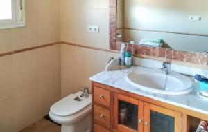 Et badeværelse på 3 Bedroom Stunning Home In Antequera + 2 billeder