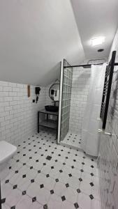 Łazienka z prysznicem i podłogą wyłożoną kafelkami w obiekcie Penthouse 2 , apartment with 2 bedrooms w mieście Dilidżan