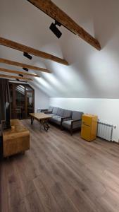 salon z kanapą i stołem w obiekcie Penthouse 2 , apartment with 2 bedrooms w mieście Dilidżan