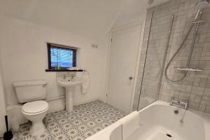 Et badeværelse på Old Grocers Shop, Youlgrave + 4 billeder