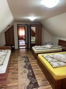 Ένα ή περισσότερα κρεβάτια σε δωμάτιο στο Cabana Suvenirurilor