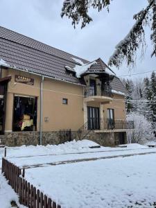 Το Cabana Suvenirurilor τον χειμώνα