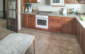 Køkken eller tekøkken på 3 Bedroom Stunning Home In Antequera