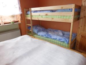 BirresbornにあるFerienwohnung Bruniの二段ベッド2組が備わるドミトリールームです。