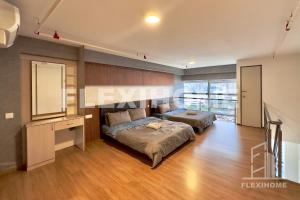a bedroom with two beds and a desk at NETFLIX-Pinnacle PJ, Fantastic City View, 1-6 Guests Designed Duplex Home by Flexihome-MY in Petaling Jaya