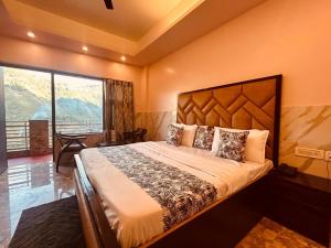 Ένα ή περισσότερα κρεβάτια σε δωμάτιο στο Sach Valley Resort and Hotel - Rooftop Restro, Balcony View