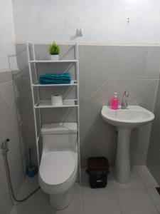 ein Badezimmer mit Toilette und Waschbecken in der Unterkunft white house in Valladolid + 11 Fotos