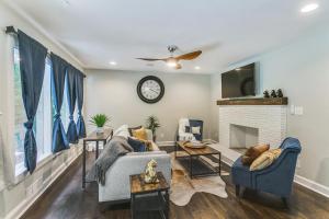 Khu vực ghế ngồi tại Designer 5 Bedroom with Backyard Downtown ATL