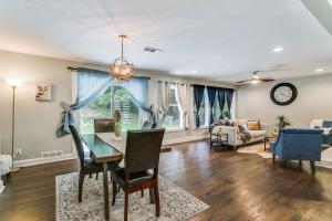 Khu vực ghế ngồi tại Designer 5 Bedroom with Backyard Downtown ATL