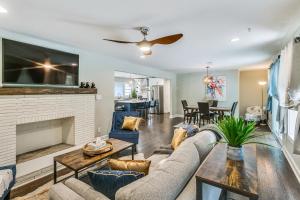 Khu vực ghế ngồi tại Designer 5 Bedroom with Backyard Downtown ATL