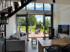 Χώρος καθιστικού στο Dolina Słońca obok Suntago - nowoczesne domy z jacuzzi