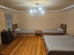 Ένα ή περισσότερα κρεβάτια σε δωμάτιο στο Broliskedi inn +6 φωτογραφίες