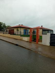 ein paar Gebäude am Straßenrand in der Unterkunft Chambre d'hôtes Gimont in Gimont