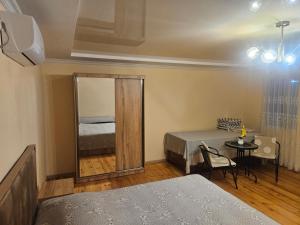 Ένα ή περισσότερα κρεβάτια σε δωμάτιο στο Broliskedi inn