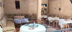 ein Esszimmer mit Tischen und Stühlen in einem Raum in der Unterkunft Oasis de Tiout in Tiout
