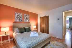 Ένα ή περισσότερα κρεβάτια σε δωμάτιο στο Lovely & Spacious 2BR in MTL! Free 2 Parking Spots +57 φωτογραφίες