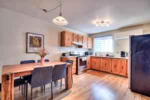 Η κουζίνα ή μικρή κουζίνα στο Lovely & Spacious 2BR in MTL! Free 2 Parking Spots