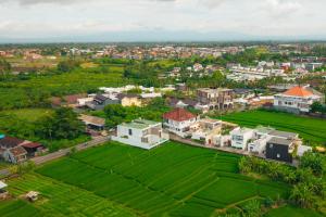 eine Luftaufnahme eines Wohnviertels mit Häusern in der Unterkunft Senyum Villa in Canggu