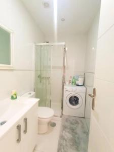 bagno con doccia, servizi igienici e lavatrice. di 2 Bed Apartment close to the beach and Siam park ad Adeje