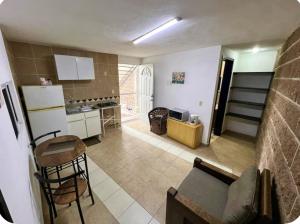 Una cocina y una sala de estar con un sofá y una mesa. en Edificio Rosedal 4, en Oaxtepec