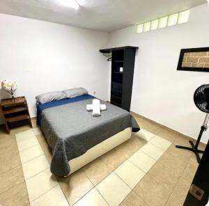 Un dormitorio con una cama con dos velas encima. en Edificio Rosedal 4, en Oaxtepec