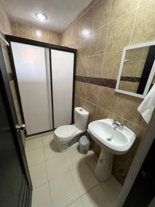 un baño con inodoro y lavabo en Edificio Rosedal 4, en Oaxtepec