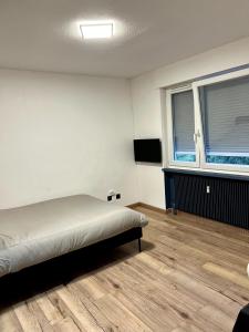 a bedroom with a bed and two windows at Appartement calme et lumineux in Illkirch-Graffenstaden