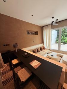 Et opholdsområde på Aron Villa by Aura - Designer Villa Pool & Green Views in Balangan