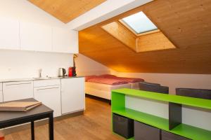 Zimmer mit einer Küche und einem Bett mit einem Fenster in der Unterkunft Studio Zentrum OG in Adelboden