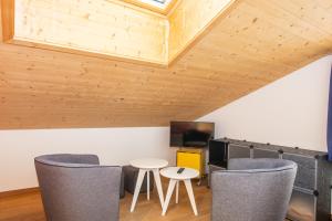 ein Zimmer mit Tisch und Stühlen und einem Fernseher in der Unterkunft Studio Zentrum OG in Adelboden