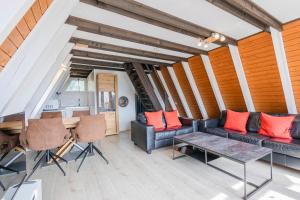 ein Wohnzimmer mit Sofa und Tisch in der Unterkunft Ferienwohnpark Immenstaad am Bodensee Nurdachhaus Typ 7 ND 15 in Immenstaad am Bodensee