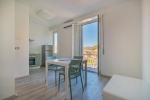 Η κουζίνα ή μικρή κουζίνα στο Bolzaneto Fresh & Brigh