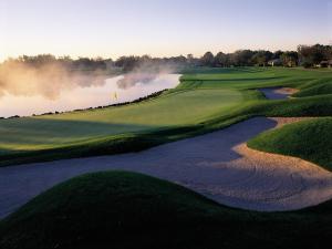 una vista aérea de un campo de golf con un río en Arnold Palmer's Bay Hill Club & Lodge, en Orlando
