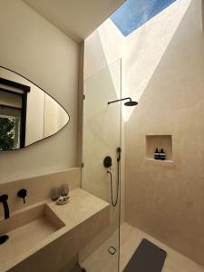 Et badeværelse på Aron Villa by Aura - Designer Villa Pool & Green Views in Balangan + 16 billeder