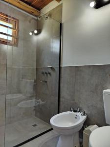 奥斯坦德Cabañas del Athuel的带淋浴、马桶和水槽的浴室