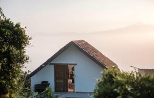 Ban SakoenにあるPhulangcarの茶色の屋根の小さな青い家