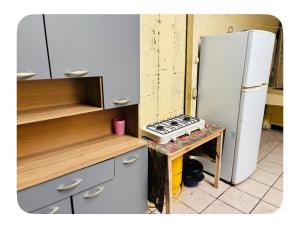 eine Küche mit einem weißen Kühlschrank und einem Herd in der Unterkunft Arianas Place 2 in Huehuetenango + 20 Fotos