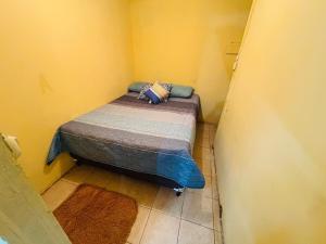 ein kleines Bett in einer Ecke eines Zimmers in der Unterkunft Arianas Place 2 in Huehuetenango