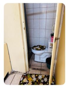ein Bad mit WC in einer Badezimmerkabine in der Unterkunft Arianas Place 2 in Huehuetenango