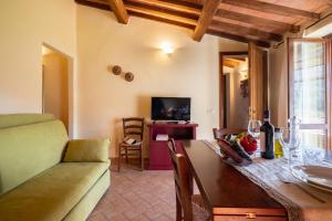 una sala de estar con una mesa y un sofá en Hotiday Massa Marittima, en Massa Marittima