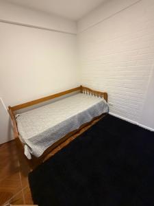 a bedroom with a bed and a black rug at Departamento cerca de la playa in La Serena