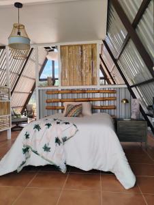 Ένα ή περισσότερα κρεβάτια σε δωμάτιο στο A-frame cabin +17 φωτογραφίες