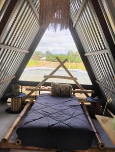 Ένα ή περισσότερα κρεβάτια σε δωμάτιο στο A-frame cabin