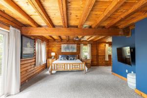 En eller flere senge i et værelse på Sugar Rock Lodge Log Cabin on Tablerock Lake