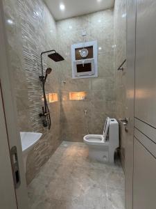 ein Badezimmer mit Toilette und Waschbecken in der Unterkunft فلة الشروق - Sunrise Villa in Sur + 12 Fotos