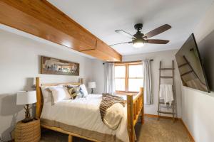 Et tv og/eller underholdning på Sugar Rock Lodge Log Cabin on Tablerock Lake