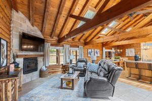 Et opholdsområde på Sugar Rock Lodge Log Cabin on Tablerock Lake