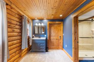 Et badeværelse på Sugar Rock Lodge Log Cabin on Tablerock Lake + 25 billeder